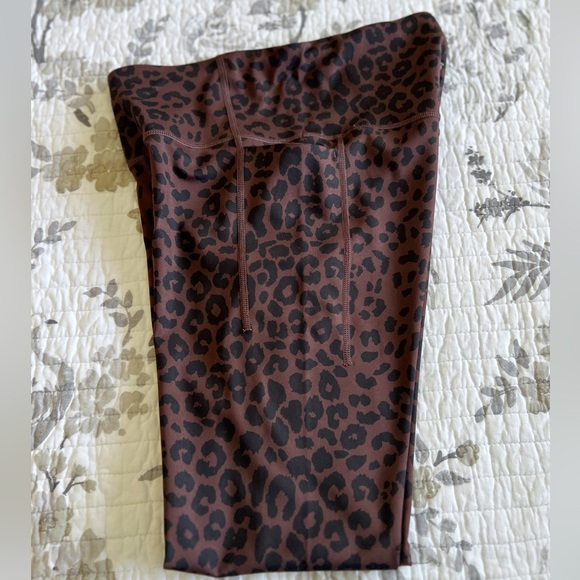 GapFit Leopard Cheetah Animal Print leggings w/ Pockets in Brown • S - Picture 5 of 8